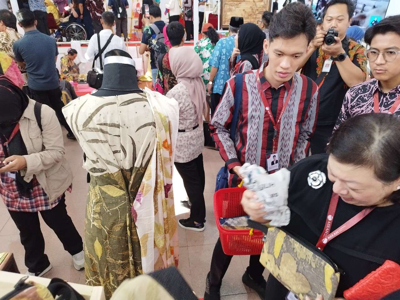 Mensos Risma Ajak Delegasi AHLF Tinjau Inovasi Penyandang Disabilitas di Sentra Wirajaya Makassar