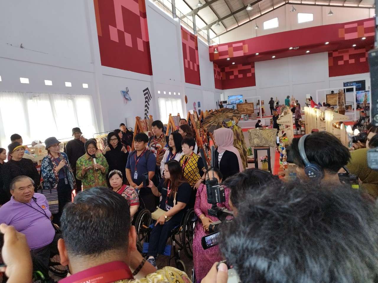 Mensos Risma Ajak Delegasi AHLF Tinjau Inovasi Penyandang Disabilitas di Sentra Wirajaya Makassar