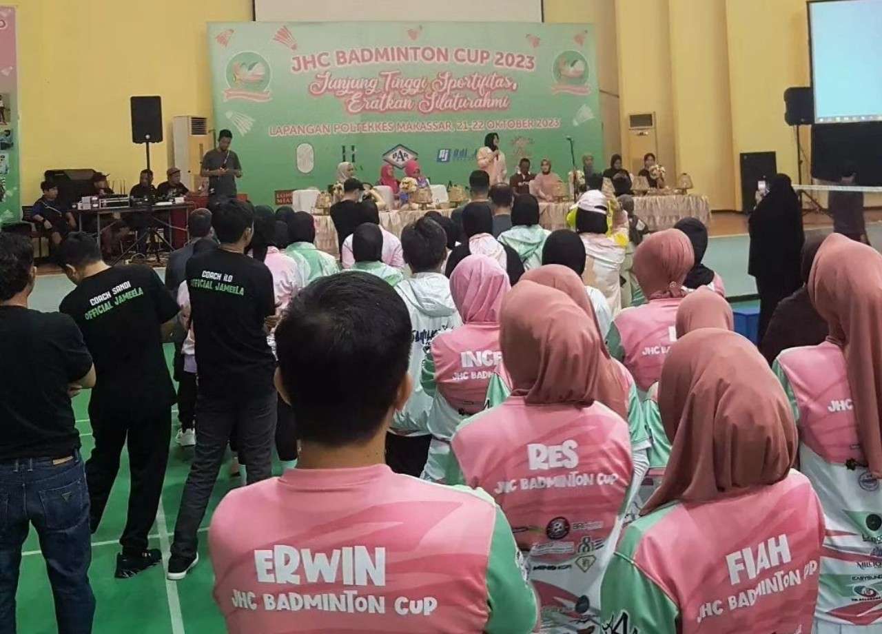 Keseruan Pasutri dan Komunitas di Makassar Duel Bulutangkis di JHC Badminton Cup 2023