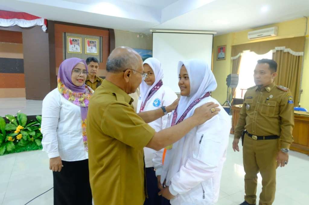 Bupati Jeneponto Terima Siswi MTsN 2 Peraih 6 Juara Lomba Robotik Tingkat Internasional