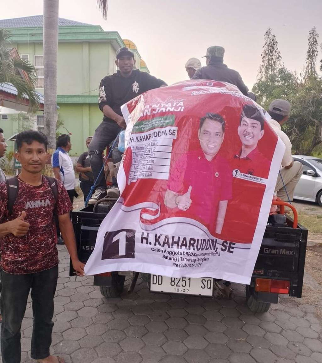 Baliho Oknum Caleg Susupi Pembagian Bantuan Mesin Air di Kantor Dinas Pertanian