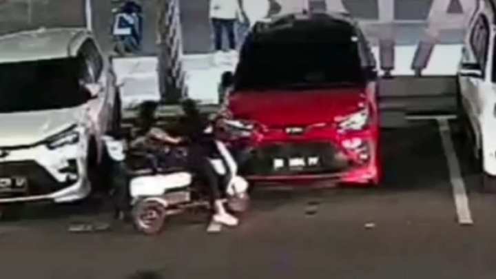 Tangkapan layar video bocah naik sepeda listrik di CPI Makassar tabrak mobil hingga hancur/Instagram @mksinfo.official sepeda listrik