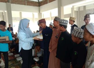 Tim Kampanye Daerah Jeneponto Prabowo-Gibran Makan Siang Bersama Santri, Bagikan Susu Gratis