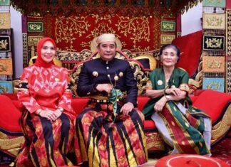 Kedatuan Luwu Beri Hadiah Keris Sapukala ke Pj Gubernur Sulsel