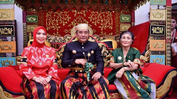 Kedatuan Luwu Beri Hadiah Keris Sapukala ke Pj Gubernur Sulsel Kedatuan Luwu