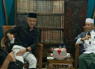 Ganjar Pranowo Silaturahmi ke Kediaman Puang Makka: Jangan Melenceng