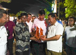 Putar Kemudi Kapal Pinisi, Pj Gubernur Bersama Pimpinan OJK Peluncuran Program EKI di Desa Lembanna