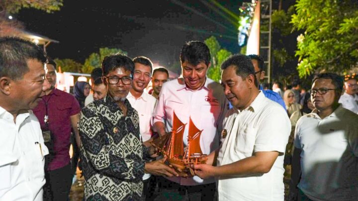 Putar Kemudi Kapal Pinisi, Pj Gubernur Bersama Pimpinan OJK Peluncuran Program EKI di Desa Lembanna Pinisi
