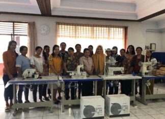 Dekranasda Sulsel Bantuan Peralatan Industri Kerajinan Anyaman di Toraja