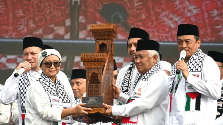 Hadiri Aksi Bela Palestina, Menlu Retno Marsudi Dapat Penghargaan Replika Mimbar Masjid Al-Aqsa retno marsudi