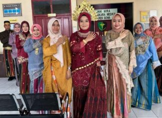 HUT Gowa ke-703, Dokter dan Nakes Klinik Wira Bhayangkara Medika Polres Gowa Kenakan Baju Adat