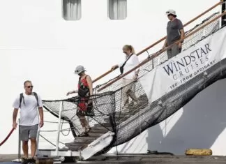 Kapal Pesiar Star Breeze Berlabuh di Pelabuhan Soekarno Hatta Makassar, Bawa Ratusan Wisatawan Asing