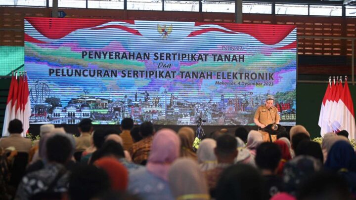 Pj Sekprov Serahkan Sertifikat Tanah ke Warga di Lima Kabupaten/Kota Pemprov Sulsel