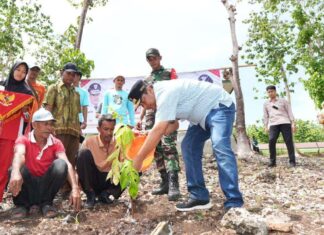 Petani di Amali Tanam Sukun Bersama Pj Gubernur Sulsel
