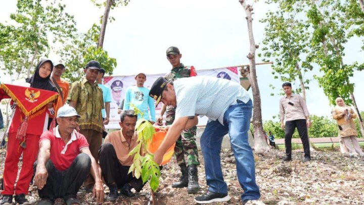 Petani di Amali Tanam Sukun Bersama Pj Gubernur Sulsel Pemprov Sulsel
