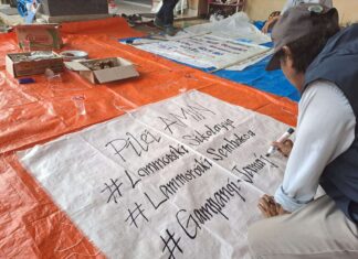 Relawan AMIN di Makassar Kembali Buat Spanduk dari Bahan Karung