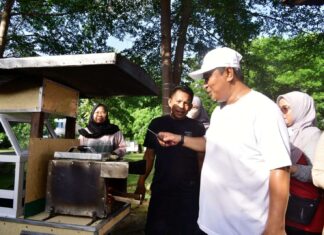 Jalan Sehat di Akhir Pekan, Pj Gubernur Sulsel Nikmati Jajanan Kue Tradisional Buroncong