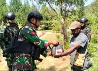 Jelang HUT ke-60, Satgas Yonif 721/Mks Bagikan Ratusan Sembako Untuk Masyarakat Papua