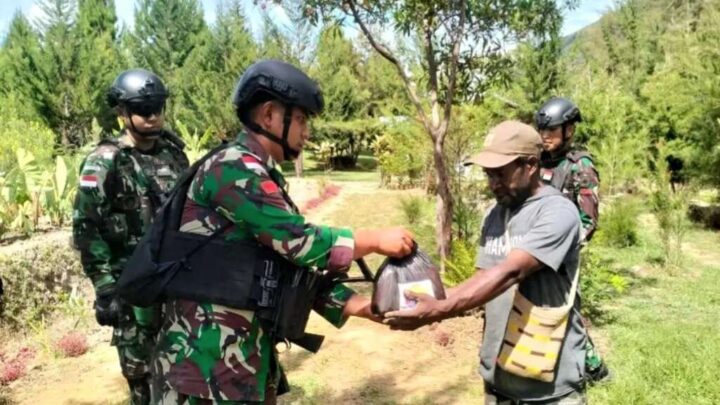 Jelang HUT ke-60, Satgas Yonif 721/Mks Bagikan Ratusan Sembako Untuk Masyarakat Papua provinsi papua pegunungan