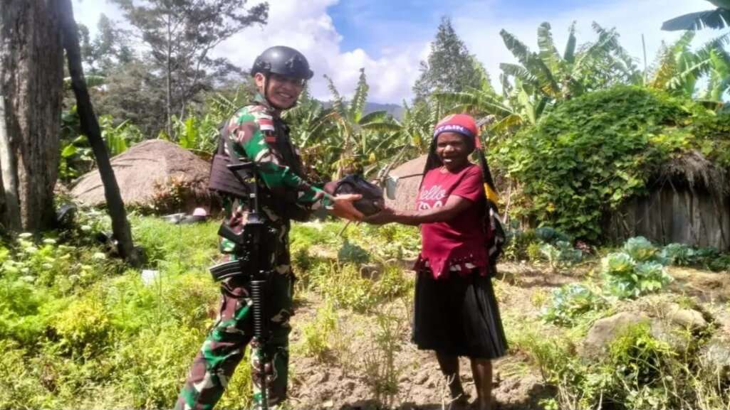 Jelang HUT ke-60, Satgas Yonif 721/Mks Bagikan Ratusan Sembako Untuk Masyarakat Papua