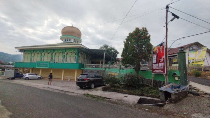 Diduga Melanggar, Baliho Caleg Terpasang di Halaman Masjid pemilu 2024