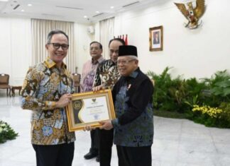 Membanggakan! OJK Sabet Predikat Terbaik Badan Publik Informatif Terbaik 2023, Diserahkan Wapres RI