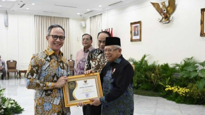 Membanggakan! OJK Sabet Predikat Terbaik Badan Publik Informatif Terbaik 2023, Diserahkan Wapres RI OJK sabet predikat terbaik