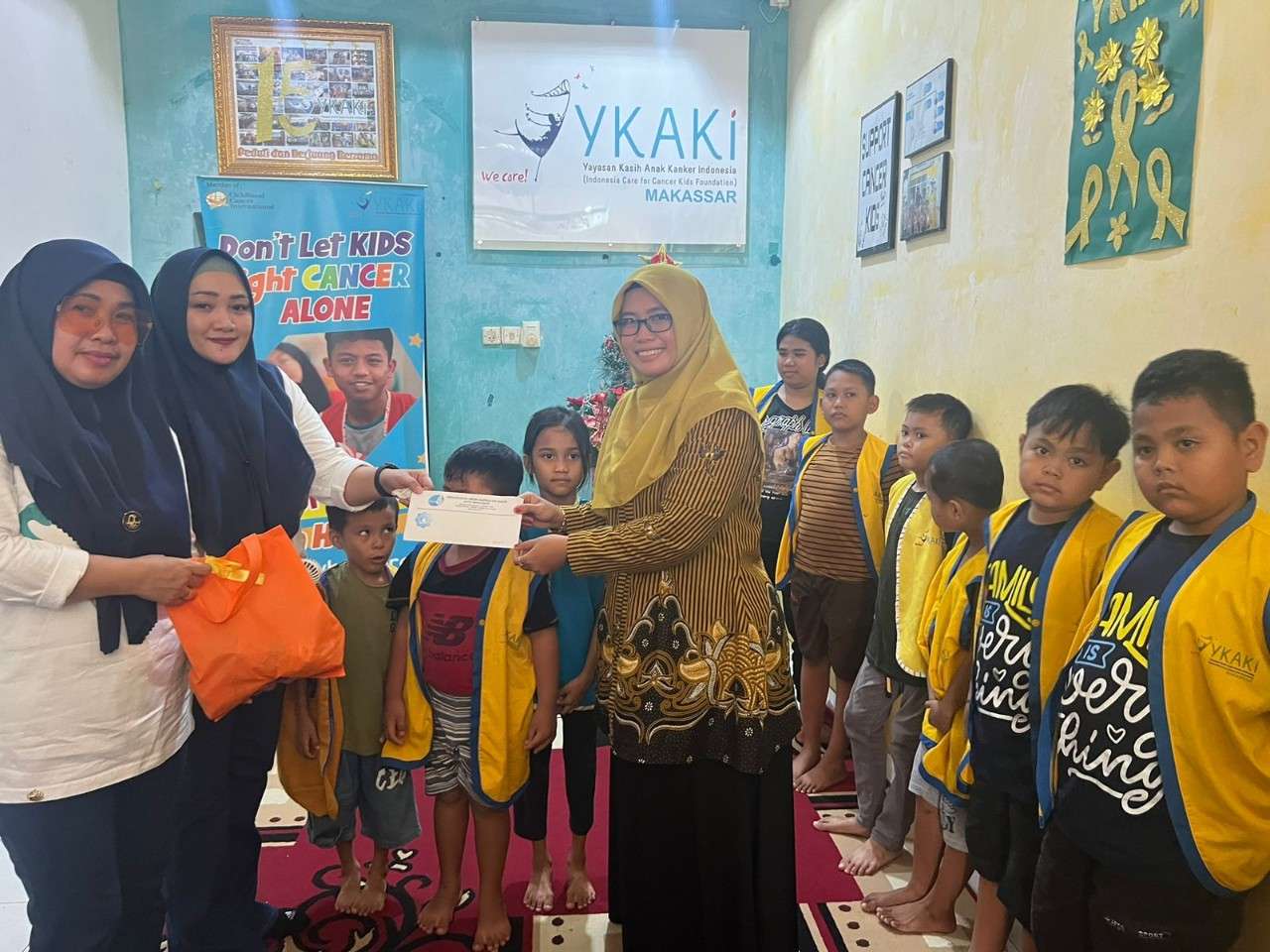 Kolaborasi YKAKI, PERISPAM Makassar Semangati Anak Penderita Kanker di Momen Hari Ibu