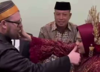 Viral, Bule Prancis Lamar Gadis Palopo: Kedua Mempelai Sujud Syukur