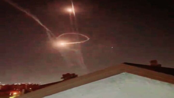 Tangkapan layar video saat iron dome israel berbelok arah dan mengenai wilayahnya sendiri (dok. Akun X/@QudsNen) iron dome