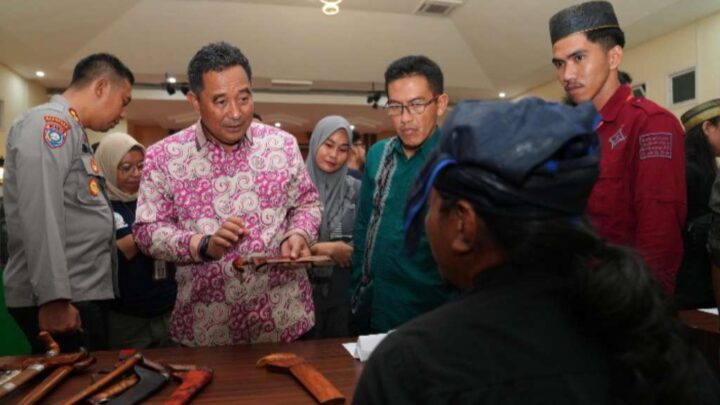 Pj Gubernur Sulsel Serahkan Penghargaan ke Komunitas Bilah Pusaka Pemprov Sulsel