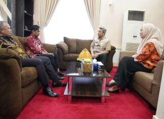 Pemprov Sulsel Serahkan SK Pengangkatan Firman Hamid Pagarra Sebagai Pj Sekda Kota Makassar