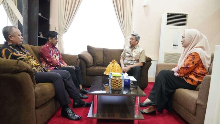 Pemprov Sulsel Serahkan SK Pengangkatan Firman Hamid Pagarra Sebagai Pj Sekda Kota Makassar Pemprov Sulsel