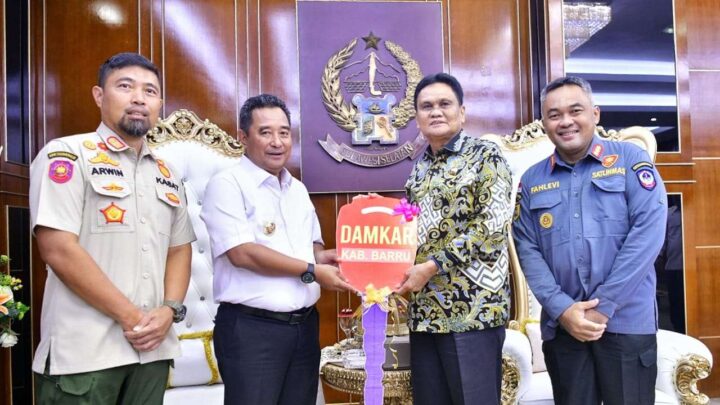 Pj Gubernur Sulsel, Serahkan Unit Armada Damkar kepada Pemkab Barru Pemprov Sulsel
