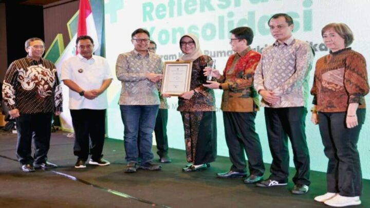 Menteri Kesehatan Budi Gunadi Sadikin bersama Penjabat Gubernur Sulsel Bahtiar Baharuddin pada acara Refleksi dan Konsolidasi Program Kerja Rumah Sakit Vertikal di Makassar, Sabtu, 20 Januari 2024 (foto: dok Kemenkes RI) menteri kesehatan