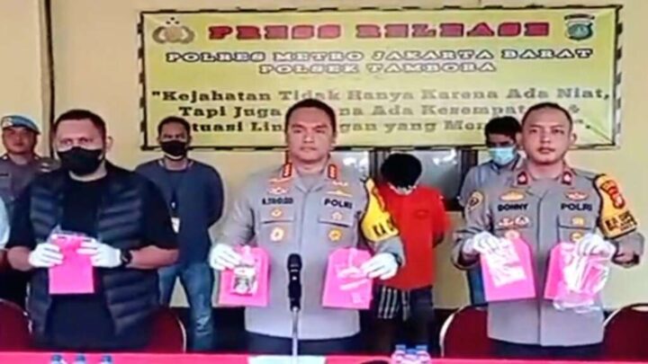 Tangkapan layar video Kapolres Metro Jakarta Barat, Kombes Pol M Syahduddi (tengah) saat konferensi pers di Mapolsek Tambora (dok. Instagram/@polres_jakbar) polres metro jakarta barat