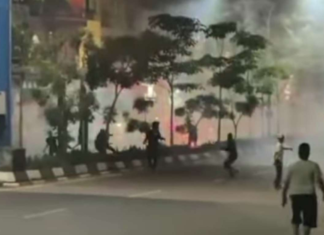 Dua Kelompok Massa di Jalan Urip Sumoharjo Makassar Perang Petasan, Netizen: Kampungan