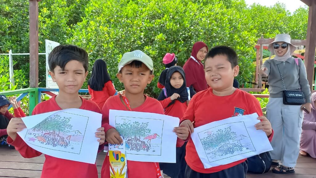 Siswa Kelas 1 SDIT Makassar Islamic School Kunjungi Hutan Mangrove: Memberikan Pengalaman Belajar yang Memorable