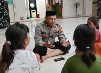 Salut, Dua Polisi di Makassar 'Nyambi' Jadi Guru Ngaji Saat Kawal TPS