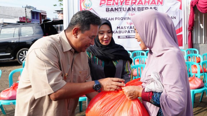 Puluhan Warga Bone Terima Bantuan Beras dari Pemprov Sulsel Pemprov Sulsel