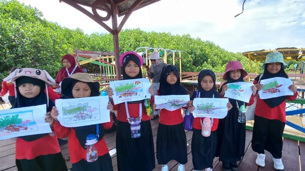 Siswa Kelas 1 SDIT Makassar Islamic School Kunjungi Hutan Mangrove: Memberikan Pengalaman Belajar yang Memorable