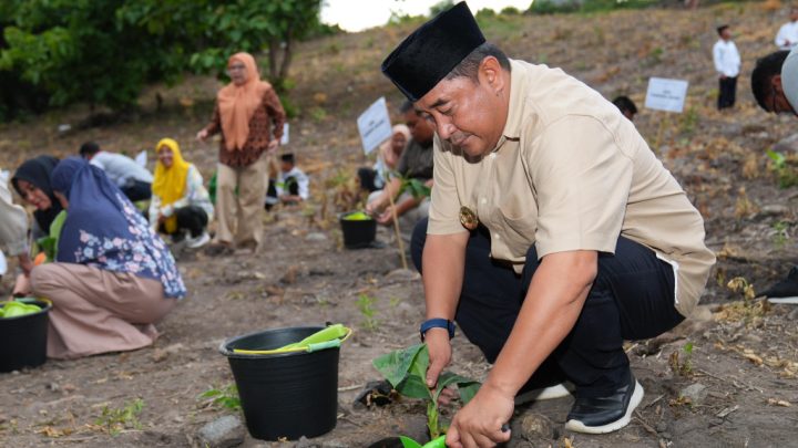 Tiba di Parepare, Pj Gubernur Sulsel Tebar Benih Udang Vaname dan Tanam Pisang Cavendish Pemprov Sulsel