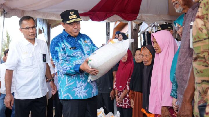 Pj Gubernur Sulsel Salurkan Bantuan Pangan Pemerintah Pusat untuk Warga Miskin di Takalar Pemprov Sulsel