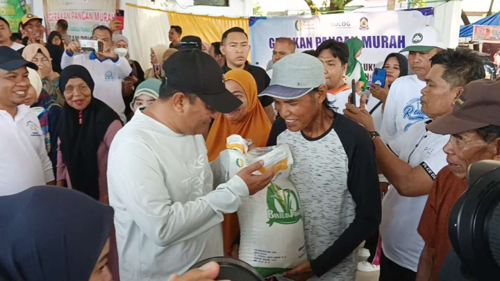 Pj Gubernur Sulsel Salurkan Bantuan Pangan untuk Warga Kurang Mampu di Jeneponto Pj Gubernur Sulsel