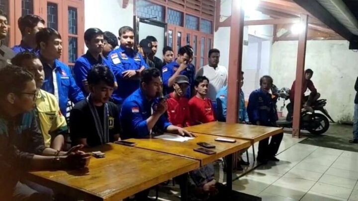 Soal Demokrasi: Aktivis dan Serikat Pekerja Makassar Bersatu Suarakan Pemakzulan Jokowi masa depan demokrasi