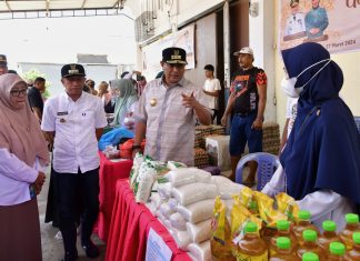 Pj Gubernur Sulsel Pantau Gerakan Pangan Murah Kembali Digelar di Bone, Bulog Siapkan 20 Ton Beras