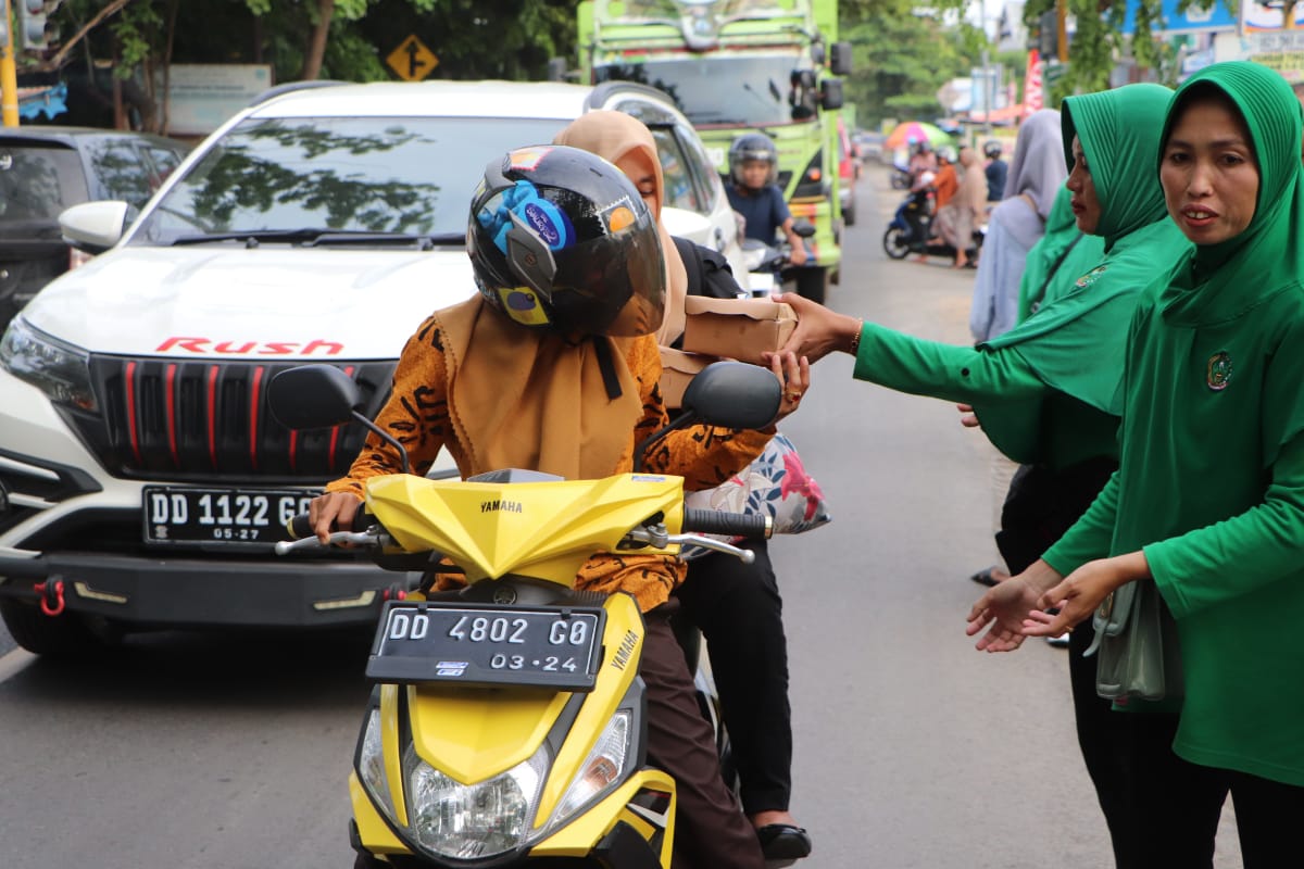 Bagi-Bagi Takjil Gratis, Dandim 1425 Jeneponto Jalin Kedekatan dengan Masyarakat