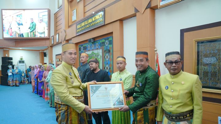 HUT Ke-64 Kabupaten Pangkep, Semen Tonasa Raih Penghargaan dari Pemkab HUT ke-64