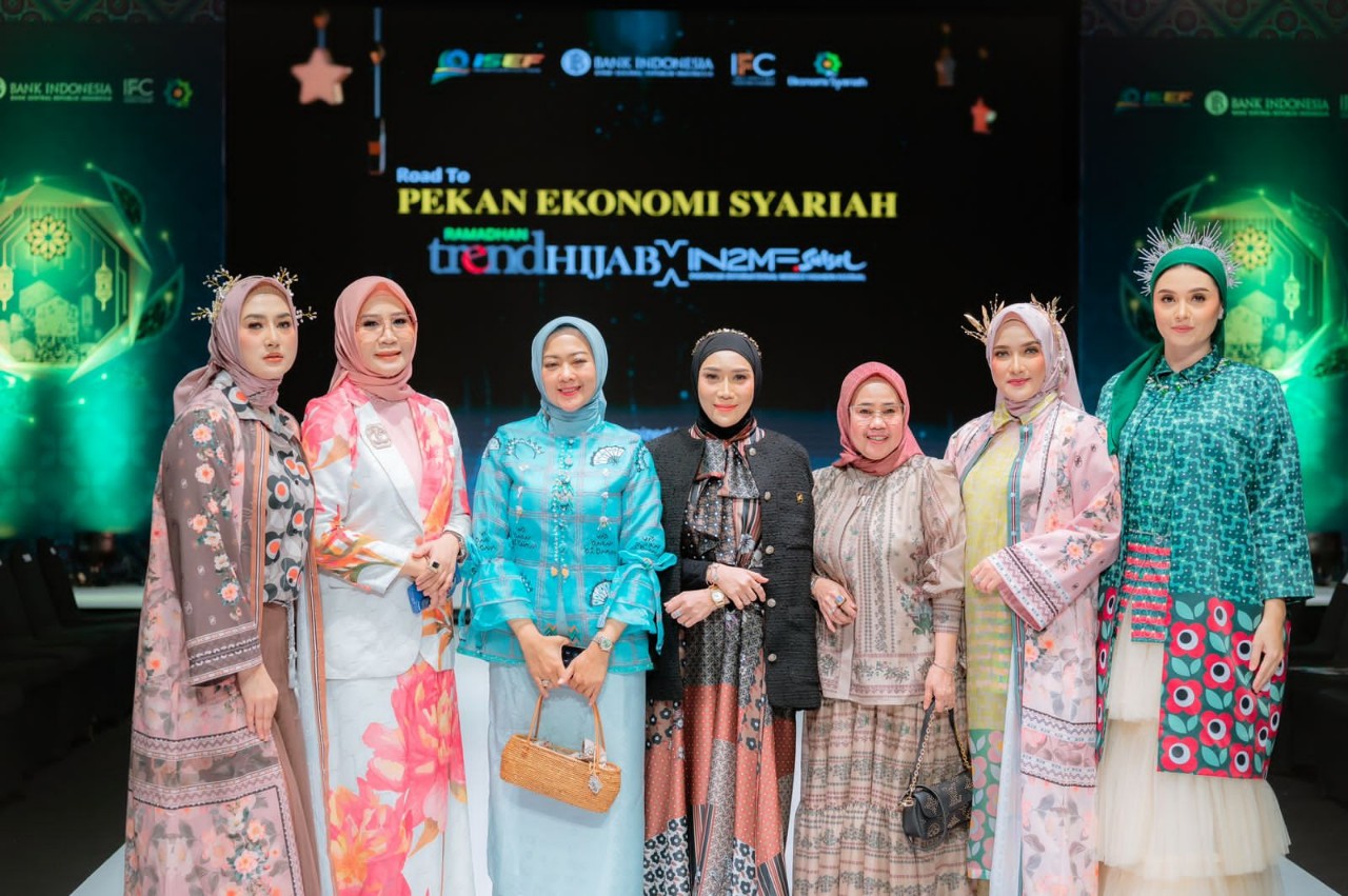 Fashion Show Ku.Mawu Pukau Pengunjung Trend Hijab Expo 2024, Tampilkan Tema Aurora