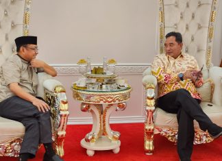 Rektor Universitas Balikpapan Serahkan Buku IKN ke Pj Gubernur Sulsel